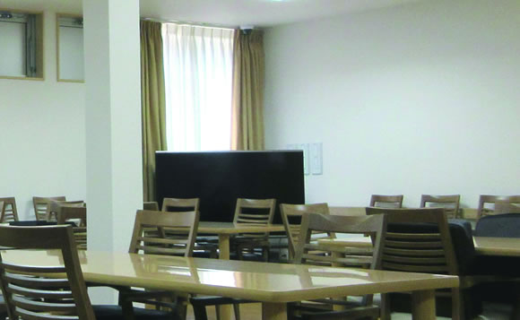 大型テレビの設置された食堂